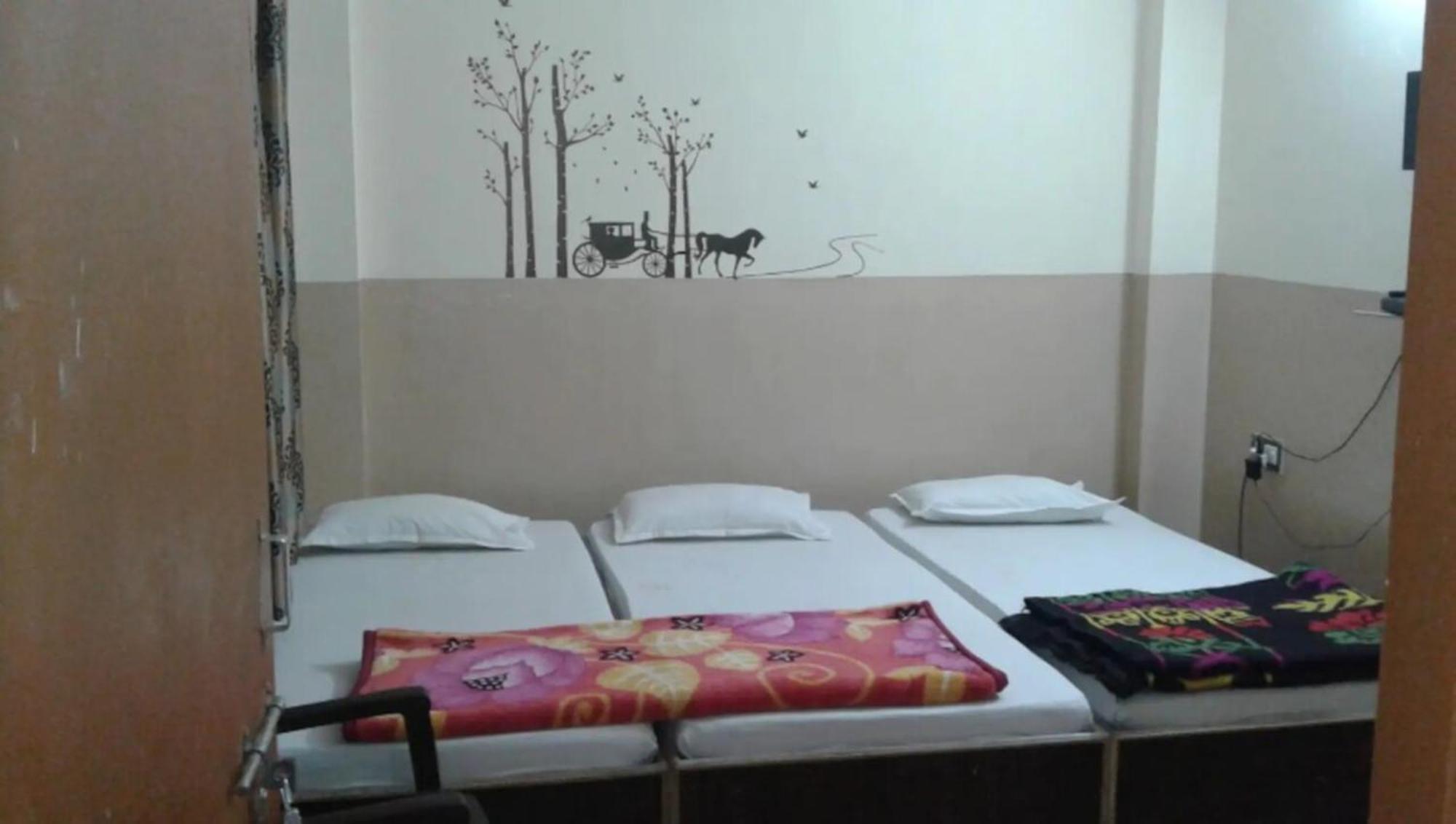 Hotel Swastik Guest House Varanasi - Perfect Location And Comfortable Room 외부 사진